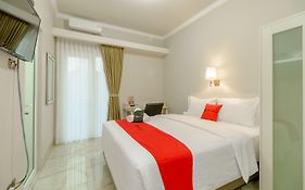 RedDoorz near Taman Makam Pahlawan Cikutra